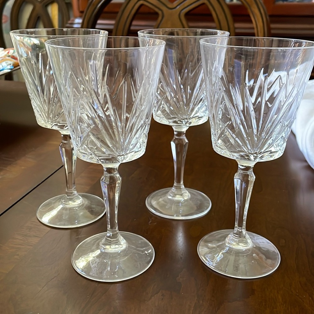 Elegant Lot of 4 clear crystal footed goblets stem glasses